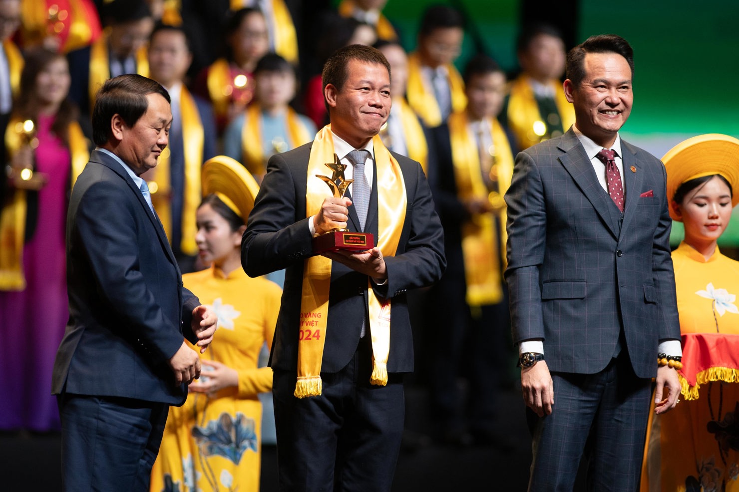 Ông Trần Vũ Quang - Phó Tổng giám đốc Tổng công ty đại diện UDIC nhận Cup Sao Vàng Đất Việt 2024.