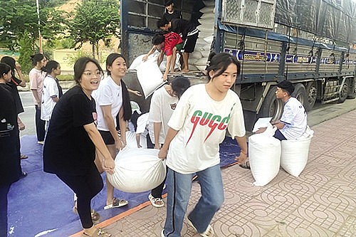 Việc xuất cấp gạo DTQG hỗ trợ học sinh các địa phương giúp các em vững bước yên tâm tới trường. 
