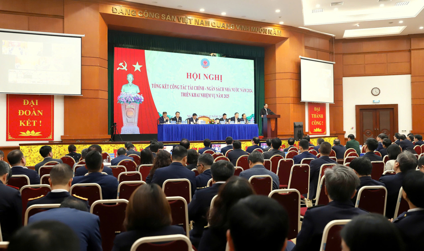 Thủ tướng Chính phủ Phạm Minh Chính giao các nhiệm vụ trong năm 2025 cho Bộ Tài chính.