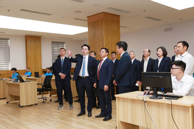 Bộ trưởng Bộ Tài chính Nguyễn Văn Thắng (thứ ba từ trái sang) tham quan Trung tâm Giám sát điều hànhcủa Kho bạc Nhà nước (ngày 20/12/2024).