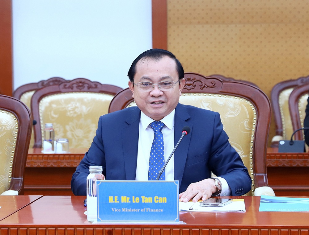 Thứ trưởng Bộ Tài chính Lê Tấn Cận ghi nhận những đóng góp của Shinhan Life đối với nền kinh tế Việt Nam nói chung và thị trường bảo hiểm nói riêng.