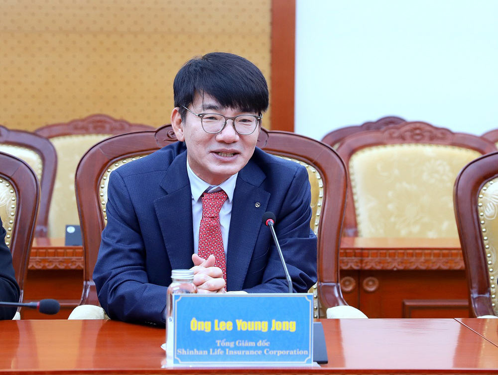 Ông Lee Young Jong - Tổng Giám đốc Shinhan Life Insurance Corporation cảm ơn sự đón tiếp chu đáo của Lãnh đạo Bộ Tài chính.