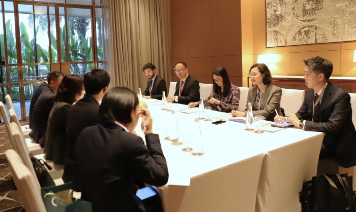 Chủ tịch Ủy ban Chứng khoán Nhà nước làm việc với các đối tác quốc tế bên lề Hội nghị APRC 2025