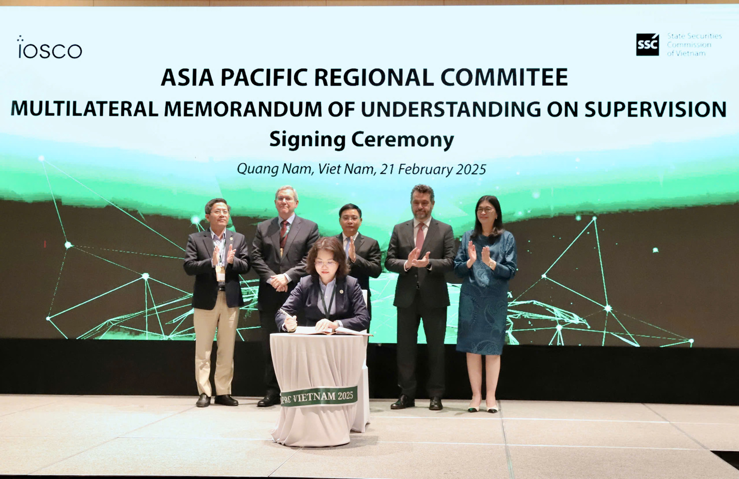 Thay mặt UBCKNN, bà Vũ Thị Chân Phương ký Biên bản ghi nhớ Đa phương về giám sát của APRC.