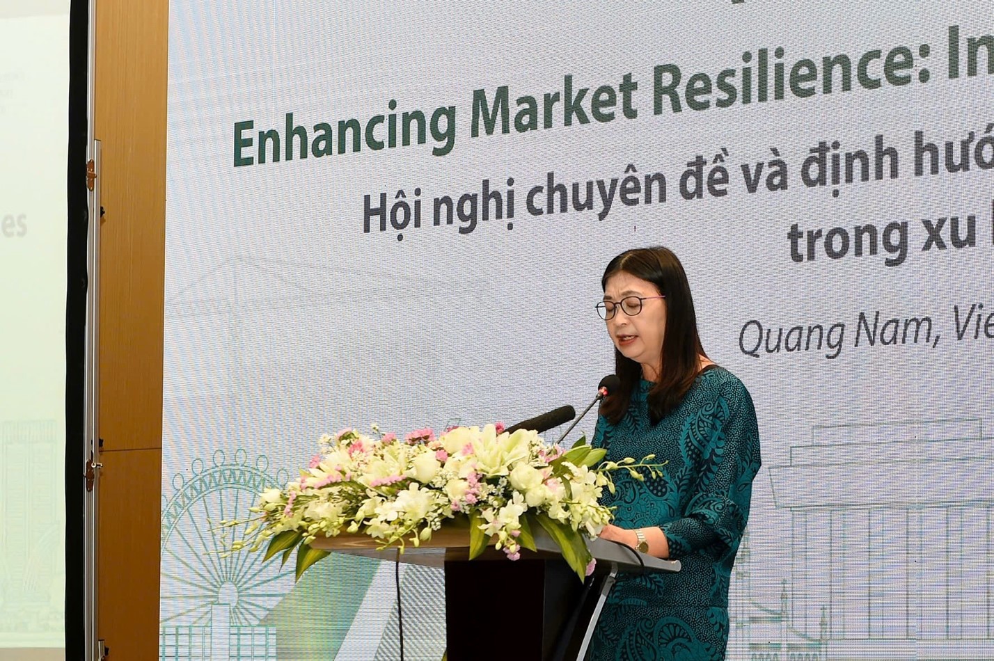 Bà Julia Leung- Chủ tịch APRC, Tổng giám đốc điều hành SFC phát biểu tại Hội nghị.