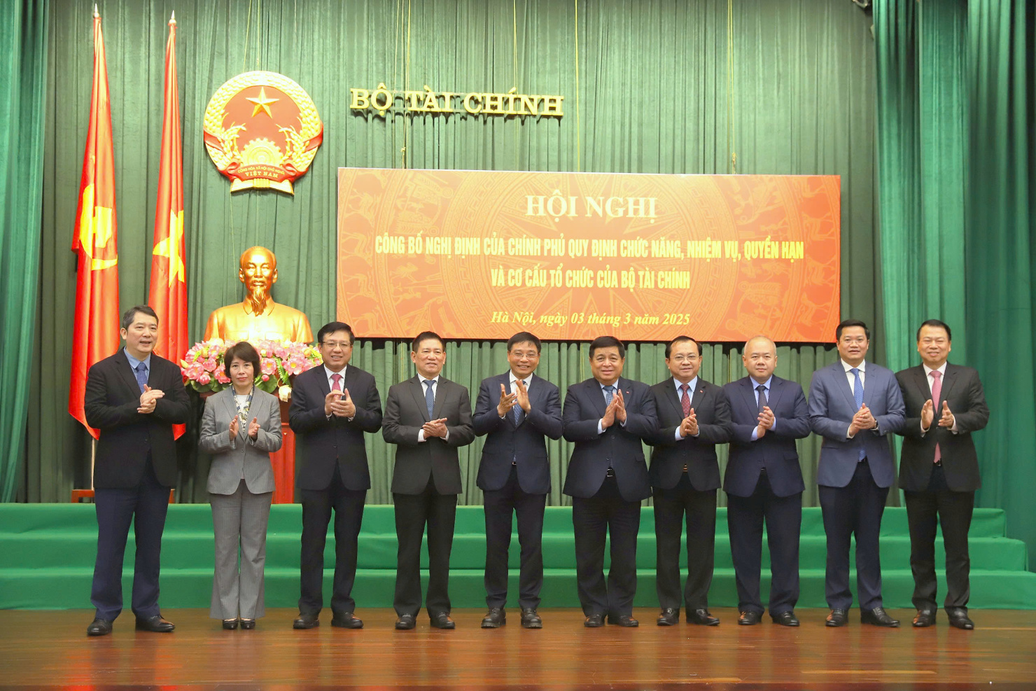 Phó Thủ tướng Chính phủ Hồ Đức Phớc và Phó Thủ tướng Chính phủ Nguyễn Chí Dũng chúc mừng tập thể Lãnh đạo Bộ Tài chính. Ảnh: L. Trường.