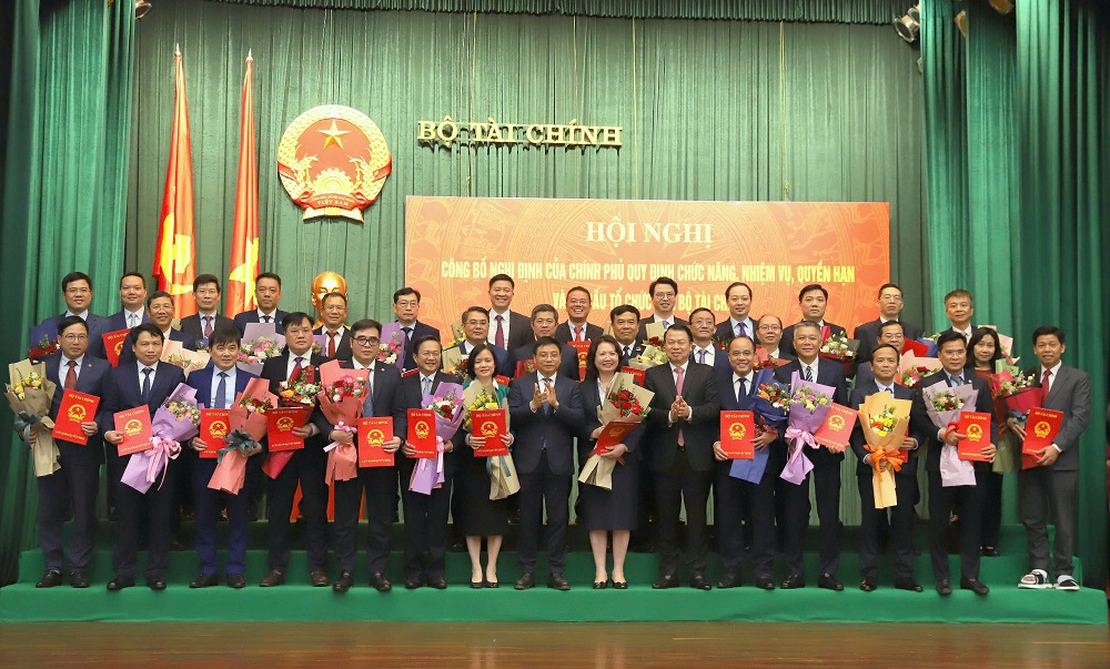 Bộ trưởng Nguyễn Văn Thắng và Thứ trưởng Nguyễn Đức Chi trao quyết định và tặng hoa chúc mừng thủ trưởng các đơn vị thuộc Bộ, trong đó có Cục trưởng Cục DTNN Bùi Tuấn Minh (hàng cuối, thứ sáu từ phải sang).