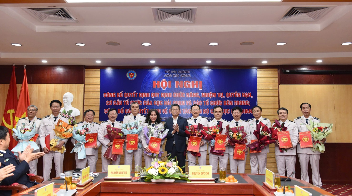 Ông Phạm Đức Thắng - Vụ trưởng Vụ Tổ chức cán bộ (Bộ Tài chính) trao quyết định bổ nhiệm, điều động, bổ nhiệm 12 đồng chí làm Trưởng ban và tương đương thuộc Cục Hải quan.