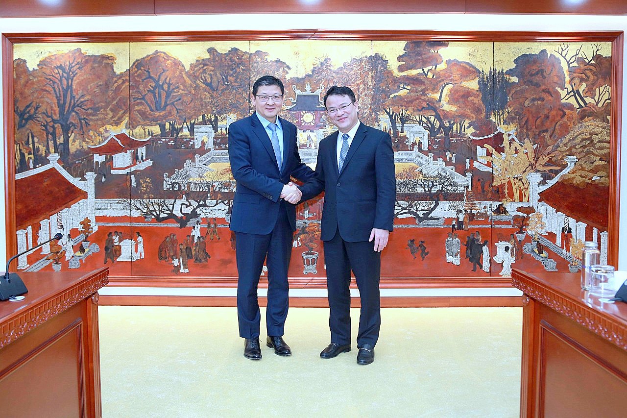 Thứ trưởng Bộ Tài chính Trần Quốc Phương (bên phải) tiếp ông Sun Yu - Phó Chủ tịch Hội đồng quản trị, kiêm Tổng Giám đốc BOC chi nhánh Hồng Kông. 