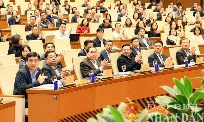 Chủ tịch Quốc hội Trần Thanh Mẫn, Phó Chủ tịch Quốc hội Nguyễn Khắc Định, Phó Chủ tịch Quốc hội Lê Minh Hoan và các đại biểu dự hội nghị. Ảnh: Lâm Hiển