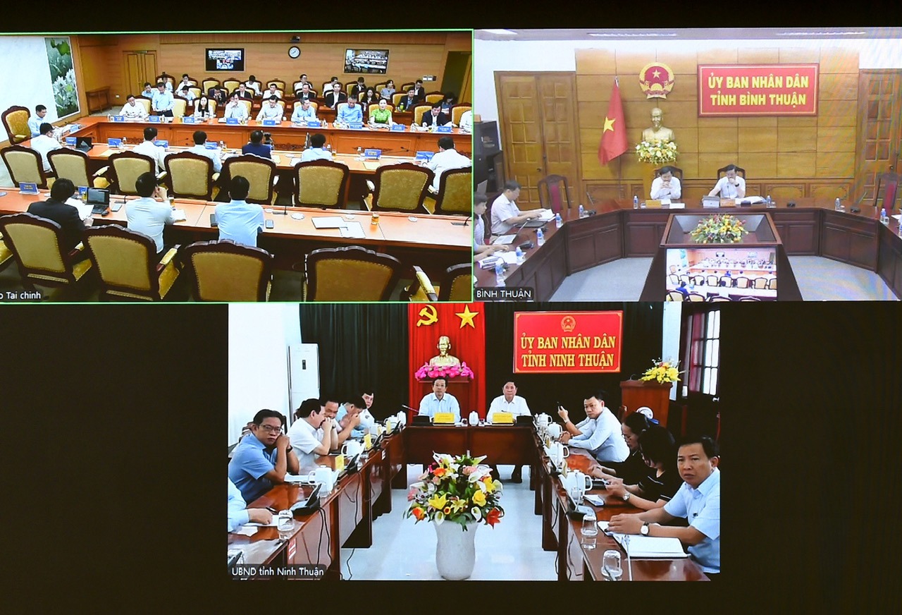 Đại biểu tham dự hội nghị tại các điểm cầu.