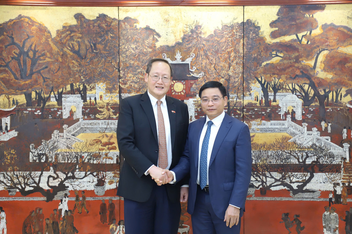 Bộ trưởng Bộ Tài chính Nguyễn Văn Thắng và Bộ trưởng Bộ Nhân lực kiêm Bộ trưởng thứ hai Bộ Công Thương Singapore Tan See Leng.