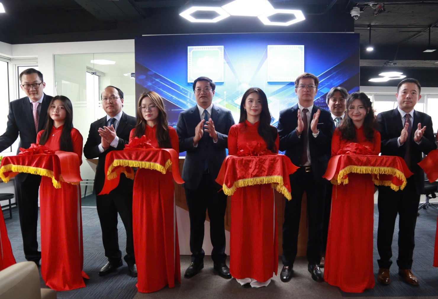 Thứ trưởng Bộ Tài chính Nguyễn Đức Tâm và các đại biểu thực hiện nghi thức cắt băng khai trương Trung tâm Ươm tạo và phát triển bán dẫn (VSIC) và Không gian ươm tạo startup về bán dẫn FPT-ALCHIP.