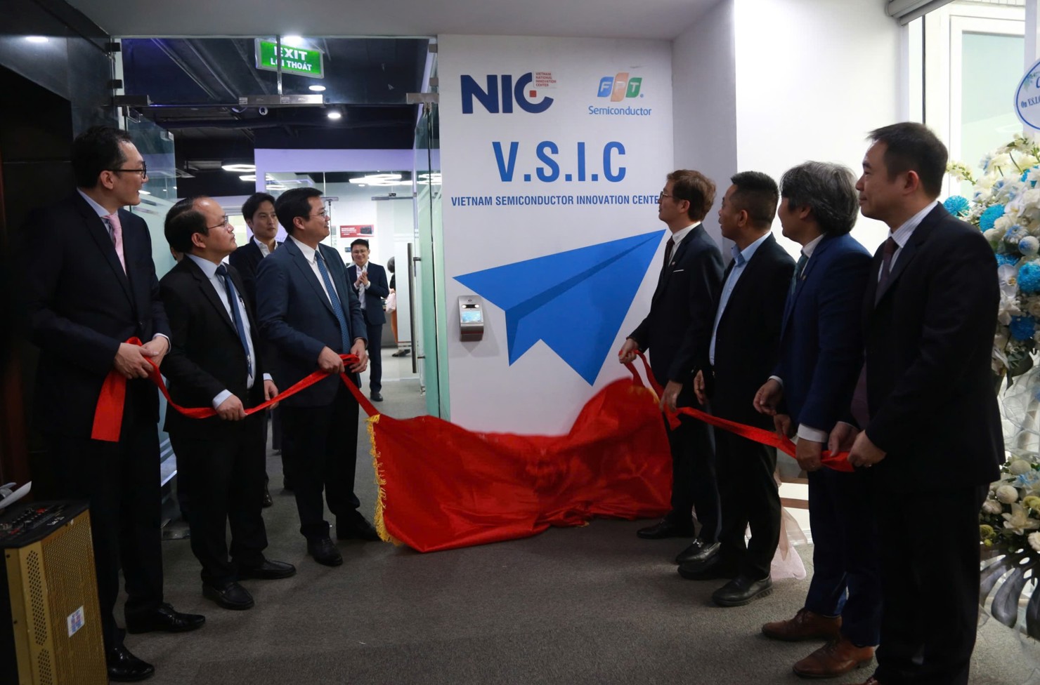 Thứ trưởng Bộ Tài chính Nguyễn Đức Tâm và các đại biểu thực hiện nghi thức gắn biển Trung tâm ươm tạo và phát triển bán dẫn (VSIC) và Không gian ươm tạo startup về bán dẫn FPT-ALCHIP.