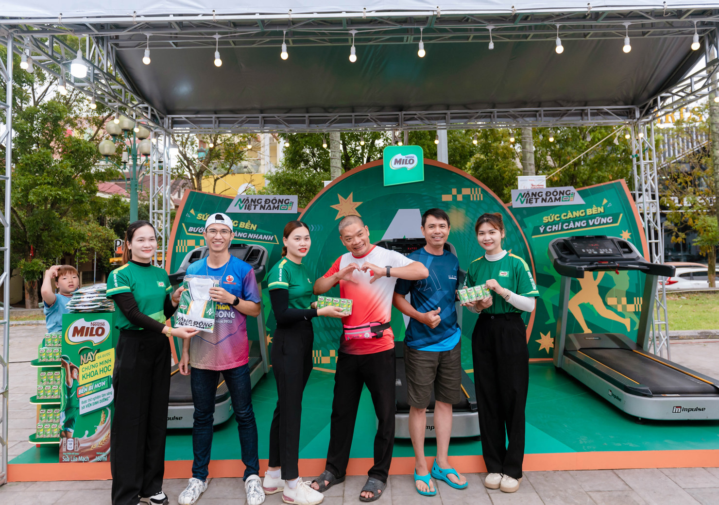 Khu vực trải nghiệm thể lực “Năng Động Việt Nam” của Nestlé MILO tại Giải Tiền Phong Marathon 2025, nơi người tham dự có thể tham gia thử thách chạy bộ, kiểm tra sức bền và nhận quà tặng từ nhãn hàng