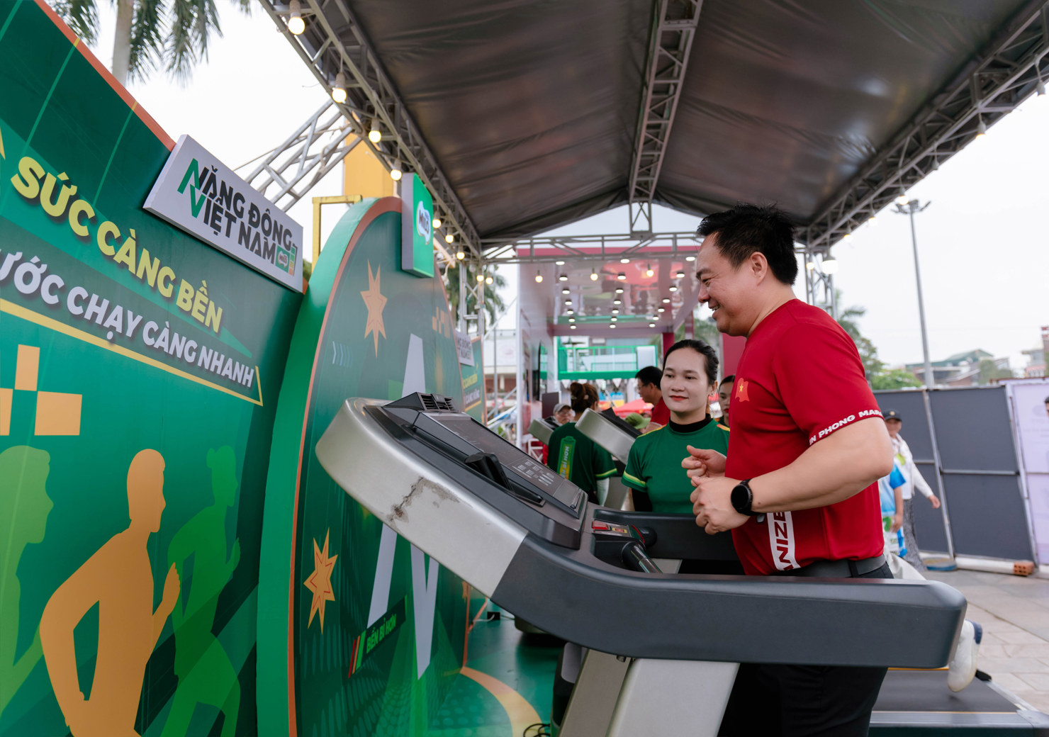 BTC tham quan khu vực trải nghiệm thể lực “Năng Động Việt Nam” của Nestlé MILO tại Giải Tiền Phong Marathon 2025