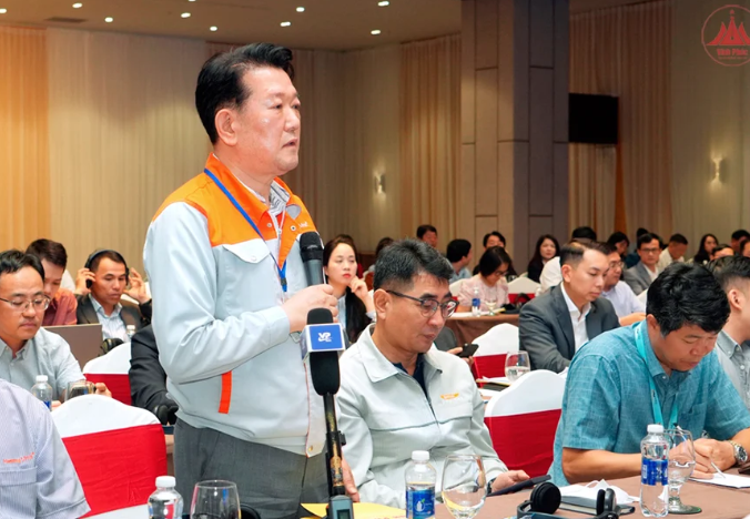 Các nhà đầu tư nêu câu hỏi tại phiên đối thoại trong khuôn khổ Hội nghị