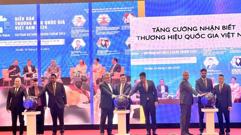 Các đại biểu cùng nhau khởi động Tuần lễ Thương hiệu Quốc gia Việt Nam năm 2025.