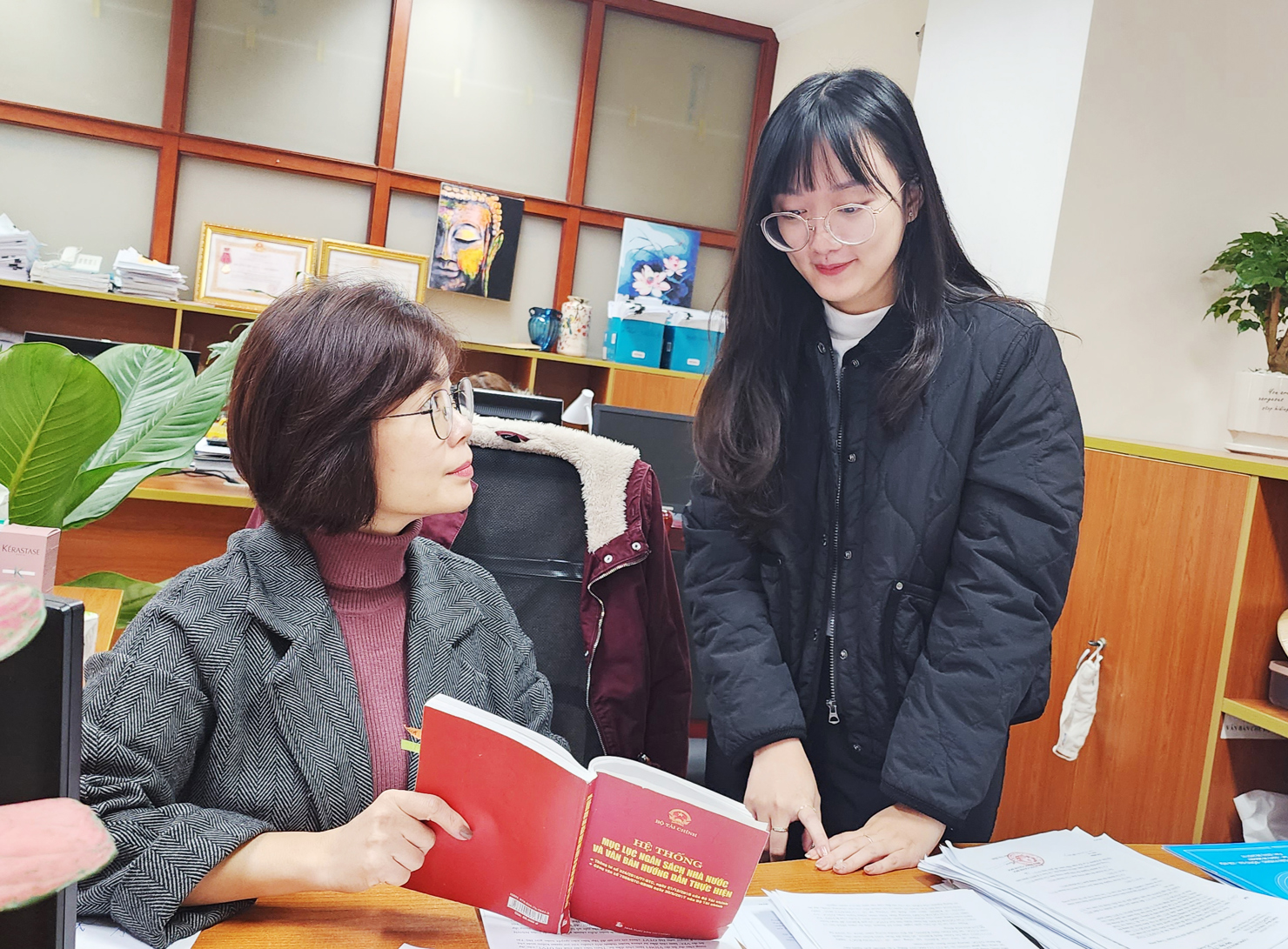 Công chức tổ Quyết toán NSNN, Ban Kế toán KBNN trao đổi nghiệp vụ kế toán