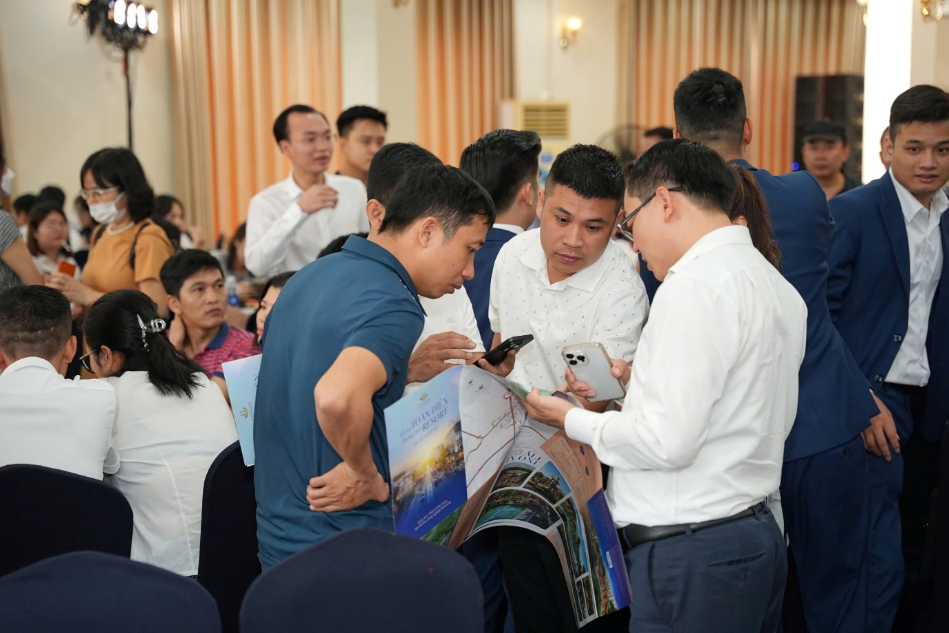 Nhà đầu tư sôi nổi tham gia sự kiện