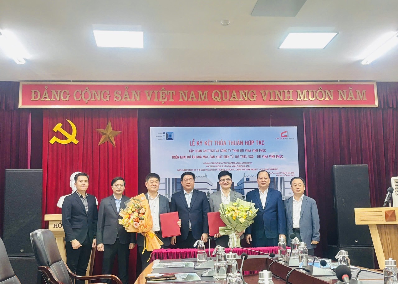 Ông Trần Duy Đông, Chủ tịch UBND tỉnh Vĩnh Phúc tặng hoa chúc mừng các nhà đầu tư