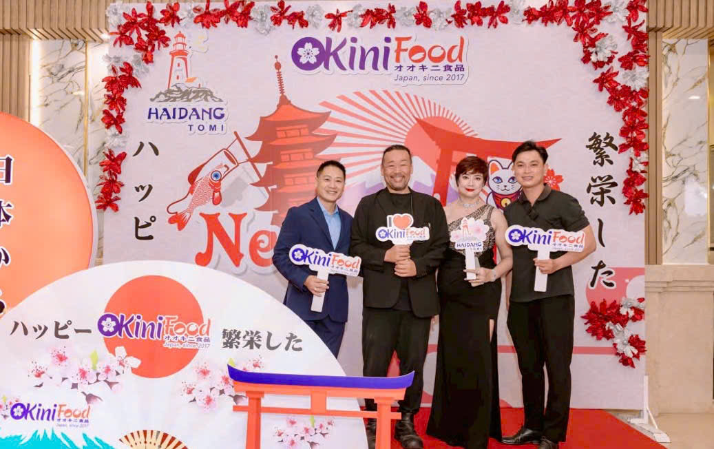 Ông Nguyễn Việt Dũng cùng các đối tác tại Lễ khai trương Okini Foood Việt Nam