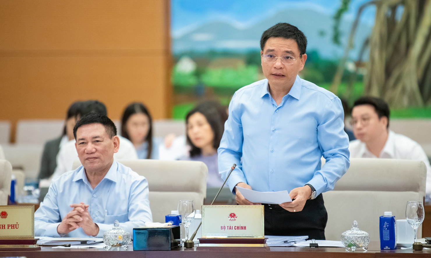 Bộ trưởng Bộ Tài chính Nguyễn Văn Thắng trình bày tờ trình về dự án Luật sửa 7 luật.