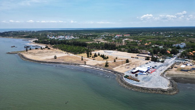 Dự án Khu đô thị du lịch lấn biển Cần Giờ - Vinhomes Green Paradise chính thức khởi công ngày 19/4/2025, tại cửa biển xã Long Hòa và thị trấn Cần Thạnh (Cần Giờ, TP. HCM). Đây là “siêu” dự án được tổ chức đồng loạt với 80 công trình, dự án trọng điểm trên cả nước nhân dịp kỷ niệm 50 năm Ngày Giải phóng miền Nam, thống nhất đất nước. Dự án Vinhomes Green Paradise được phát triển theo mô hình đô thị cấp tiến nhất thế giới hiện nay - ESG (Environmental - Social - Governance), với tổng diện tích 2.870 ha, quy mô dân số 230.000 người. Ảnh: Lê Toàn