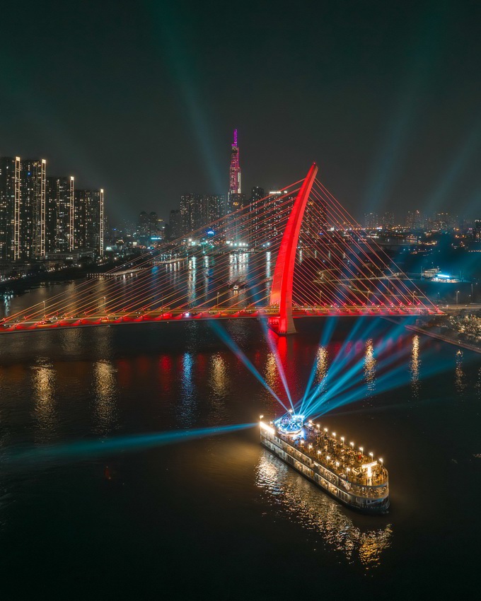 Cầu Ba Son là một trong những công trình giao thông quan trọng tại TP. HCM. Dự án này là một phần của kế hoạch phát triển hạ tầng giao thông của Thành phố, nhằm giải quyết tình trạng ùn tắc giao thông và tạo điều kiện thuận lợi cho việc di chuyển giữa các khu vực. Ảnh: Nguyễn Công Thử