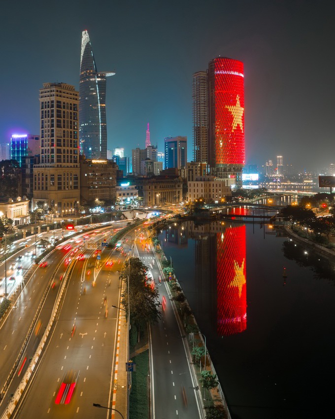 Đường dẫn vào Hầm Thủ Thiêm. Đây là hầm vượt sông Sài Sòn (nối liền quận 1, TP. Thủ Đức và toàn tuyến đại lộ Võ Văn Kiệt (đại lộ Đông Tây- TP. Hồ Chí Minh) chính thức thông xe cuối năm 2011. Hầm Thủ Thiêm là hầm vượt sông lớn nhất Đông Nam Á với tổng vốn đầu tư hơn 16.000 tỷ đồng, tổng chiều dài gần 1,5 km (đoạn hầm dìm dưới sông Sài Gòn có chiều dài 370 m, độ sâu hơn 19 m). Ảnh: Nguyễn Công Thử