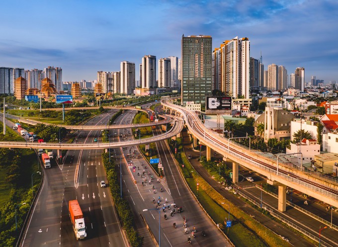 Nút giao thông cầu vượt Cát Lái tại khu vực TP. Thủ Đức chính thức thông xe từ tháng 8/2010, kết nối với khu vực phía Đông TP. Hồ Chí Minh, góp phần giảm tải cho hệ thống giao thông tuyến Xa lộ Hà Nội và đường dẫn vào Cảng container Cát Lái. Ảnh: Nguyễn Công Thử