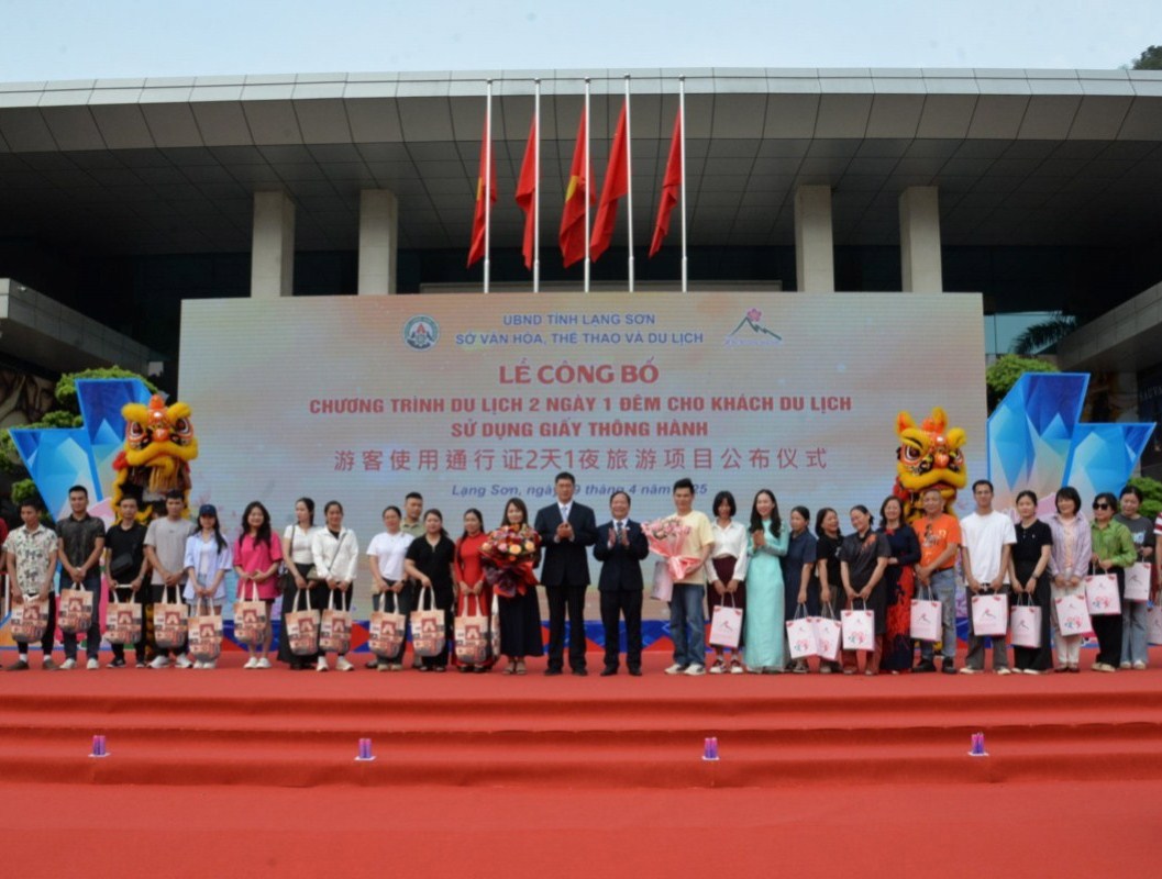 Lãnh đạo Sở Văn hóa, Thể thao và Du lịch tỉnh Lạng Sơn (Việt Nam) và lãnh đạo thị Bằng Tường, Quảng Tây (Trung Quốc) tặng hoa, quà lưu niệm cho đoàn khách Việt Nam và Trung Quốc đầu tiên tham gia chương trình du lịch 2 ngày 1 đêm bằng giấy thông hành.