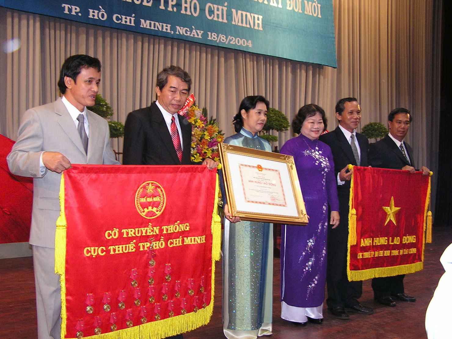 Cục Thuế TP. Hồ Chí Minh vinh dự được phong tặng danh hiệu Anh hùng Lao động thời kỳ đổi mới vào năm 2004. Ảnh: Nguyên Phạm
