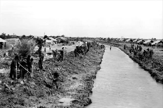 Lực lượng thanh niên xung phong TP. Hồ Chí Minh làm thủy lợi tại Khu kinh tế mới Lê Minh Xuân nhằm khôi phục mảng xanh trên vùng đất “vành đai trắng” sau giải phóng miền Nam, thống nhất Tổ quốc. Ảnh: Tư liệu/TTXVN  