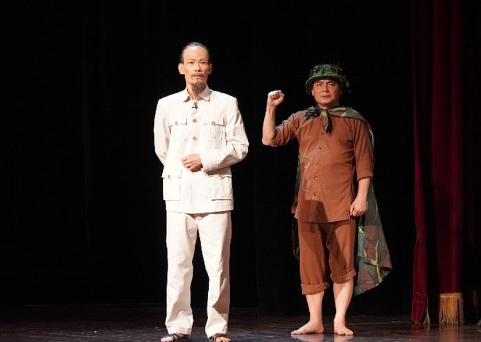 Vở “Người đi dép cao su” tái hiện hành trình cách mạng của Chủ tịch Hồ Chí Minh.