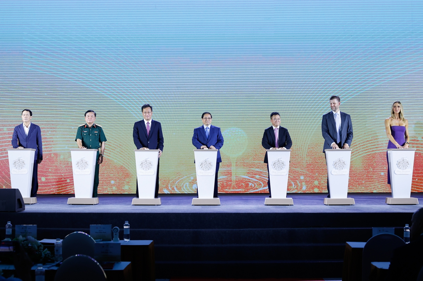 Thủ tướng và các đại biểu thực hiện nghi thức khởi công dự án Trump International Hưng Yên. Ảnh: VGP