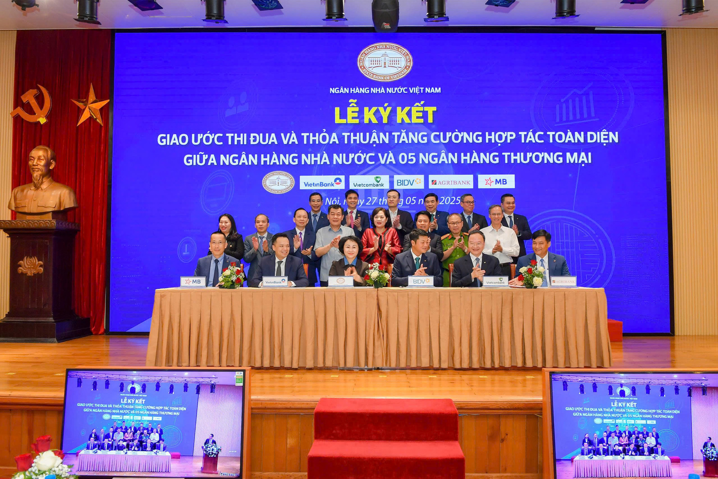Ký kết giao ước thi đua và thỏa thuận tăng cường hợp tác toàn diện giữa NHNN và 5 ngân hàng thương mại. Ảnh: HG