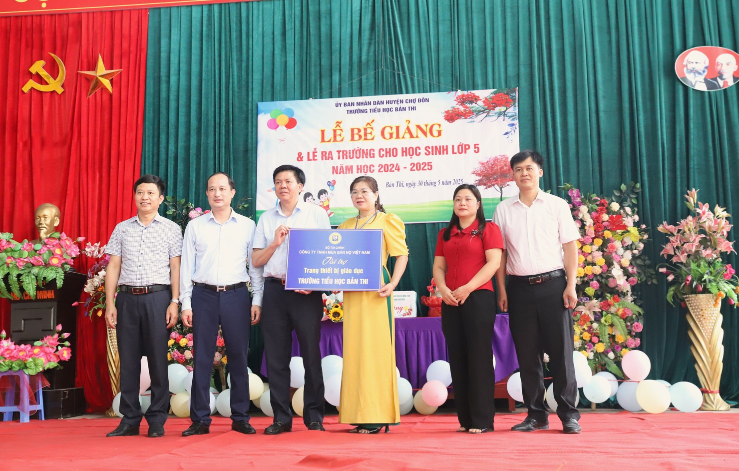 Ông Phạm Quang Hiền - Phó Tổng Giám đốc DATC trao quà tặng trường Tiểu học Bản Thi.