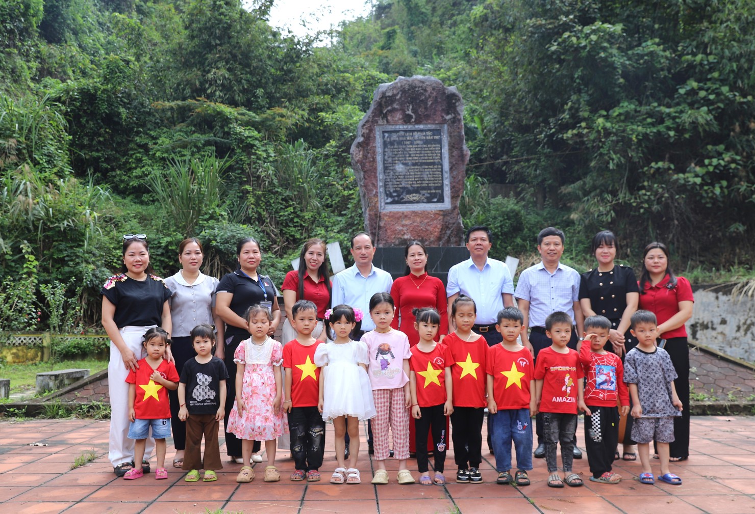 Đoàn công tác đến thăm Di tích lịch sử Phja Tắc – nơi từng đặt Nhà máy in tiền Tài chính.