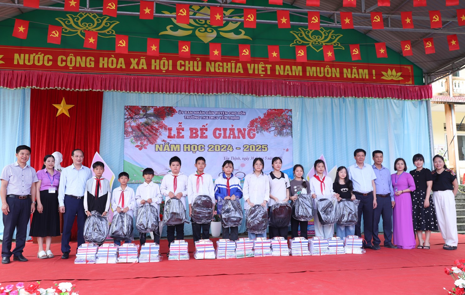 Đoàn công tác trao quà tặng sách giáo khoa và đồ dùng học tập cho các em học sinh Trường THCS Bản Thi.