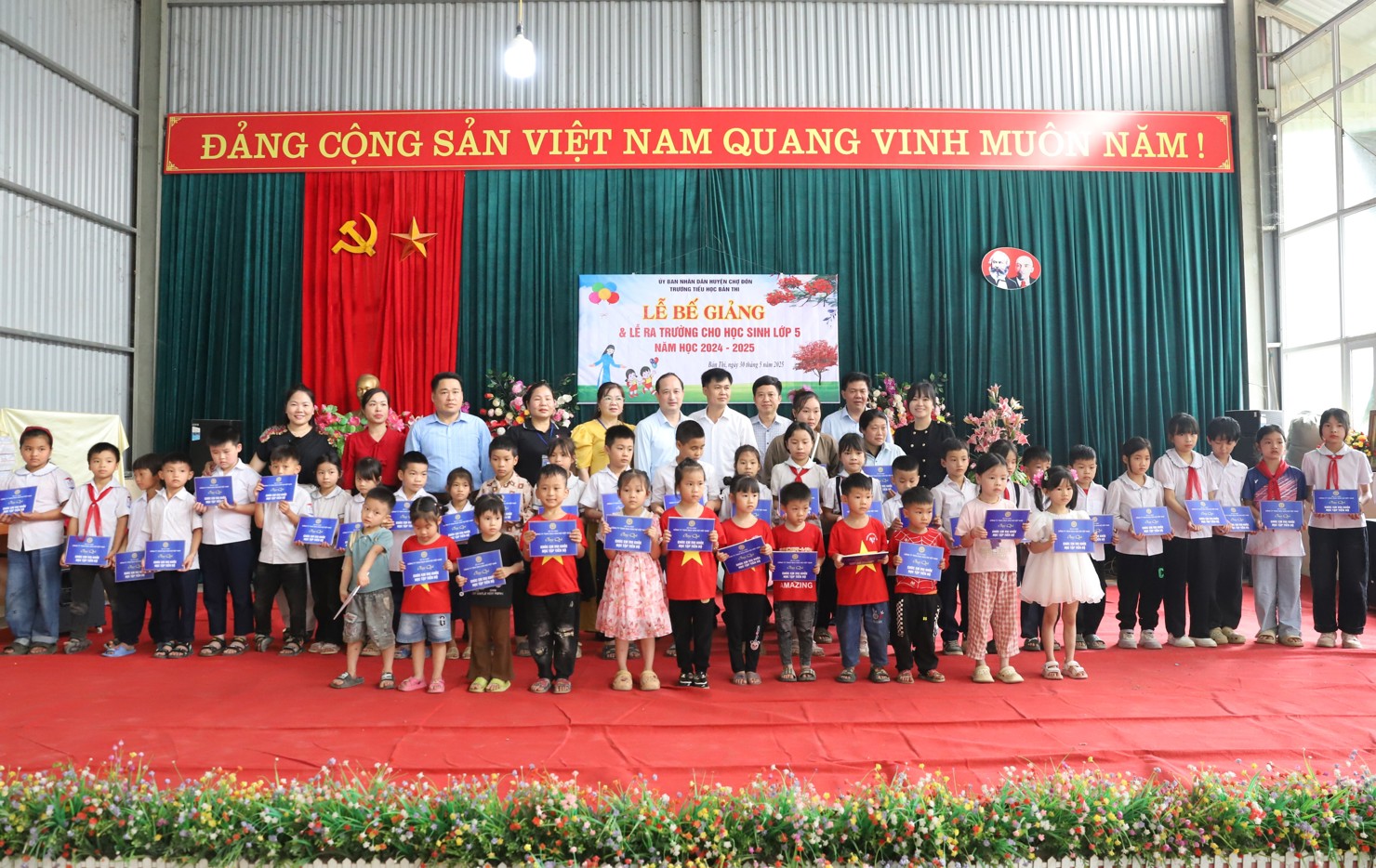 Đoàn công tác DATC và Văn phòng Bộ Tài chính trao quà tặng tới các học sinh trường Mầm non và Tiểu học Bản Thi.