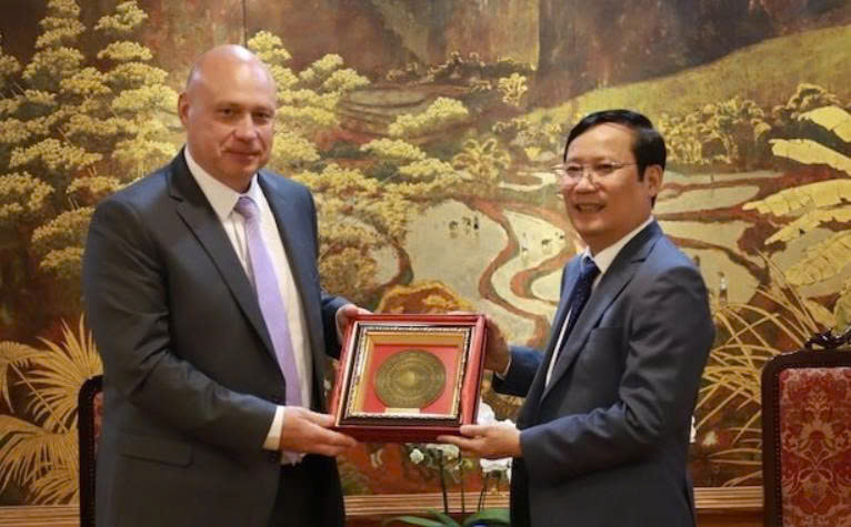 Chủ tịch VCCI Phạm Tấn Công tặng quà lưu niệm cho Thứ trưởng Bộ Kinh tế và Đổi mới Litva Darius Indriunas. Ảnh: VCCI