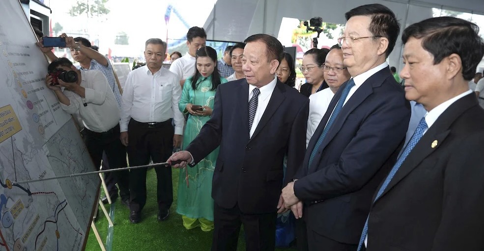 Lãnh đạo tỉnh Bình Dương báo cáo Phó Thủ tướng Mai Văn Chính tiến độ đường vành đai 4