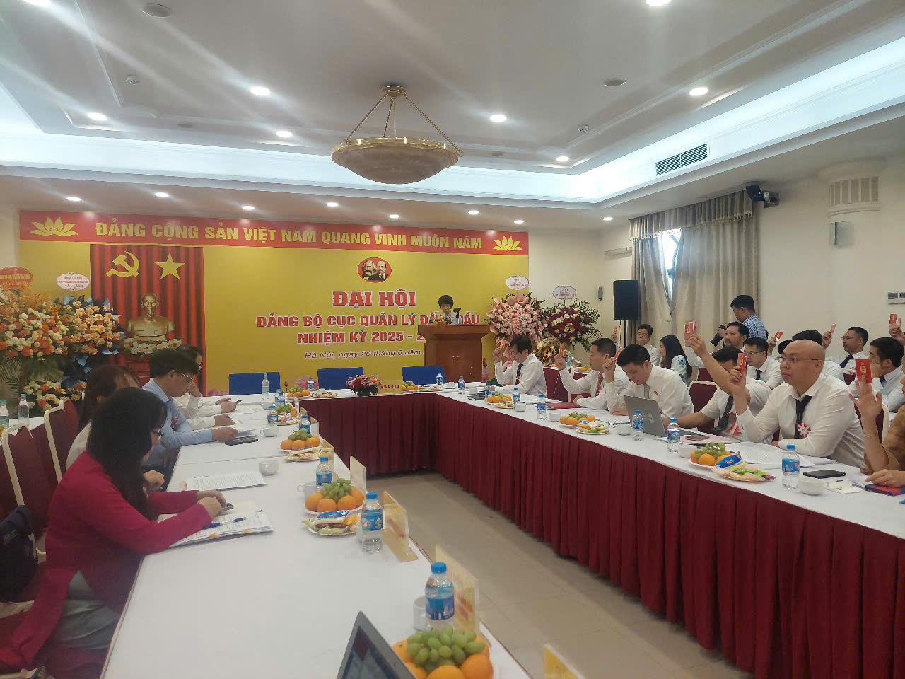 Đồng chí Vũ Quỳnh Lê - Phó Bí thư Đảng uỷ trình bày Báo cáo chính trị của Ban Chấp hành Đảng bộ Cục và lấy ý kiến biểu quyết của Đại hội.