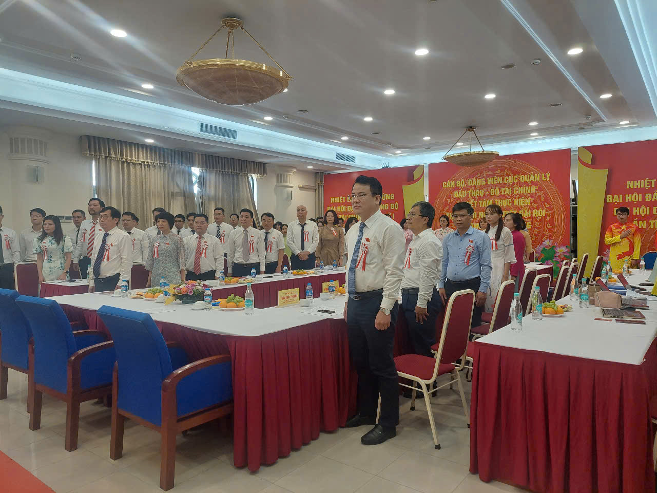 Các đại biểu thực hiện nghi lễ chào cờ kết thúc Đại hội