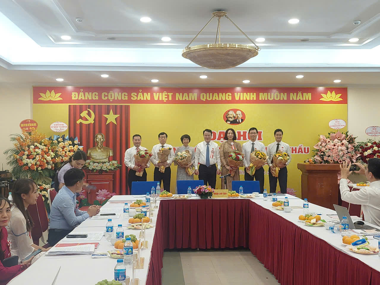 Thứ trưởng Trần Quốc Phương tặng hoa cho Ban Chấp hành Đảng bộ Cục Quản lý đấu thầu nhiệm kỳ 2025 - 2030. 