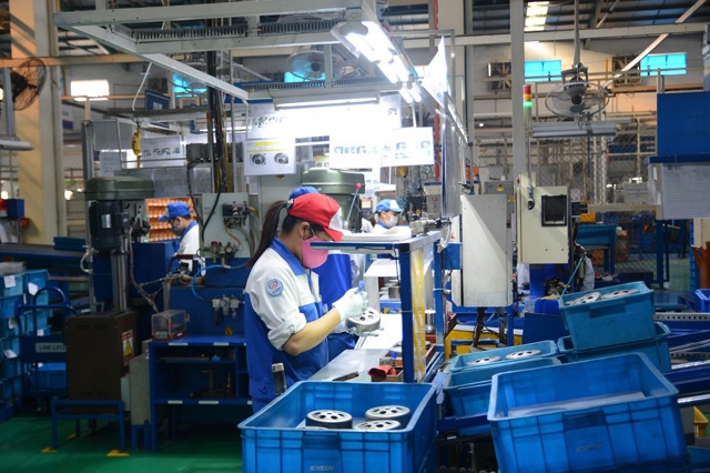 Công nhân làm việc trong Công ty TNHH EXEDY Việt Nam tại KCN Khai Quang, tỉnh Vĩnh Phúc