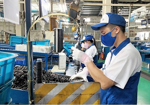 Công nhân làm việc tại Công ty TNHH Exedy Việt Nam, KCN Khai Quang, thành phố Vĩnh Yên, tỉnh Vĩnh Phúc