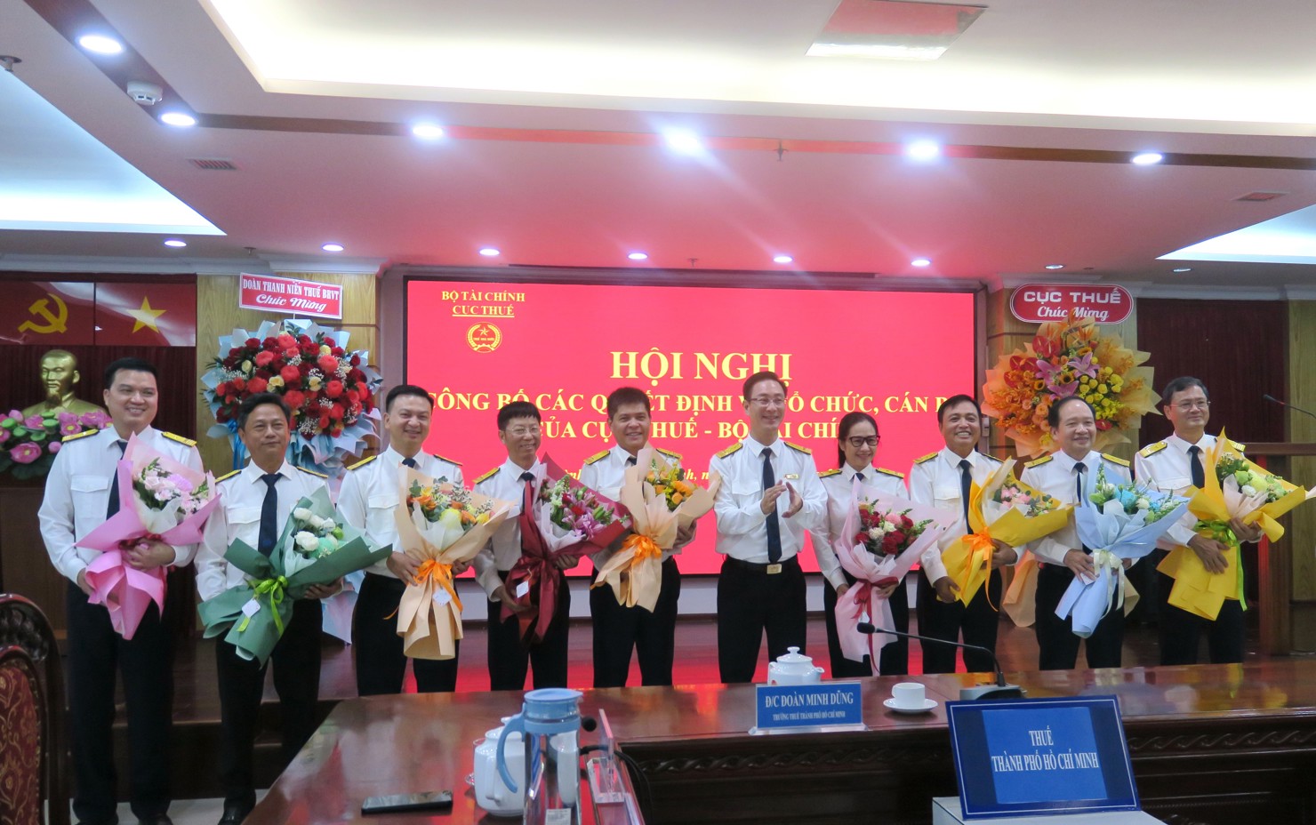 Ông Đoàn Minh Dũng trao hoa cho 9 Phó Thuế TP. Hồ Chí Minh. Ảnh: Đức Mỹ
