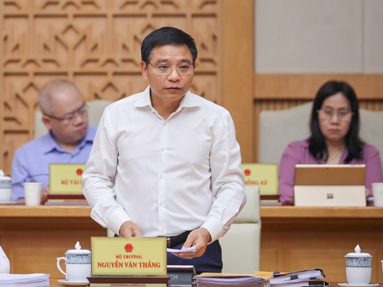 Bộ trưởng Bộ Tài chính Nguyễn Văn Thắng báo cáo tình hình kinh tế - xã hội 6 tháng đầu năm 2025 tại phiên họp. Ảnh: VGP